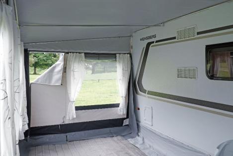 32-mm-Stahlgestänge Bornholm Vorzelt, sturmfest aufgebaut auf Dauerplatz
