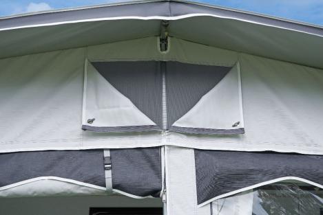 32-mm-Stahlgestänge Bornholm Vorzelt, sturmfest aufgebaut auf Dauerplatz