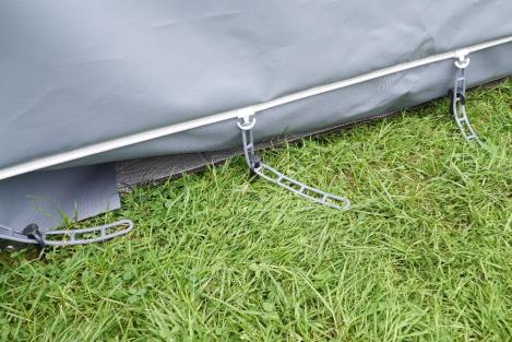 32-mm-Stahlgestänge Bornholm Vorzelt, sturmfest aufgebaut auf Dauerplatz