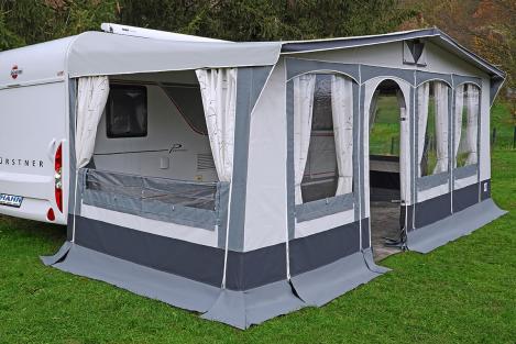 Vorderansicht Grömitz Vorzelt mit Rundbogentür, Verandaoption und eleganter Farbgestaltung