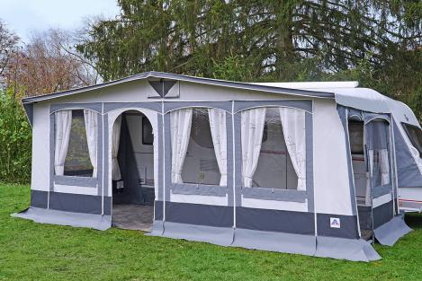 Innenansicht mit Gardinen und Rollenaufhängung im Grömitz Dauerstandvorzelt 300 cm