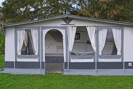 Dachkanäle mit Klettband und stabiler Befestigung beim Grömitz Luxus-Vorzelt