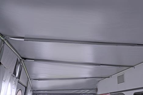 Doppelter Erdstreifen mit angenähtem Keder für flexible Abspannung beim Grömitz Dauerstandvorzelt
