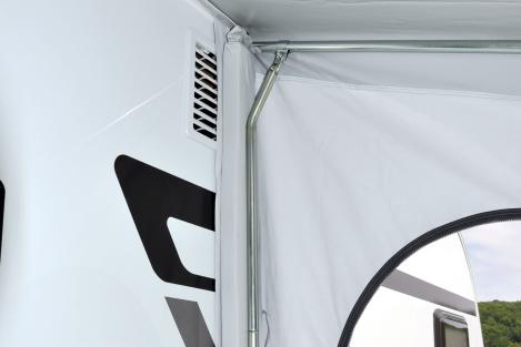 Abgedeckte Reißverschlüsse und robuste PVC-Wände am Winterteilzelt Hof für maximale Langlebigkeit