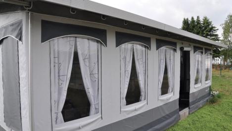 Nordkap freistehendes Dauerstandvorzelt mit geöffneter Rückwand und Verandastangen