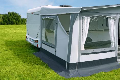 Innenansicht Triest Saisonzelt 240 cm mit Gardinen und flexibler Rollenaufhängung