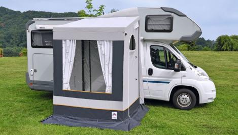 Bernina Reisemobilvorzelt freistehend am Mobil, Überwurflasche über Dach gespannt