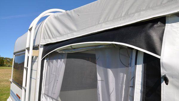 Finnland Dauerstandvorzelt mit geöffneter Veranda und Panorama­blick