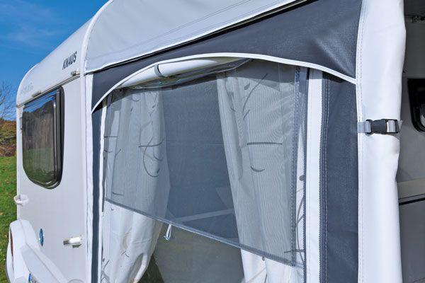 Seitliches Fenster mit Gaze, klarer und dunkler Abdeckung, Gardinen auf Rollen
