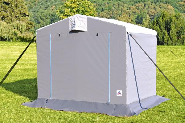 Gerätezelt Top freistehend neben dem Caravan, Front mit hochgerollter Tür
