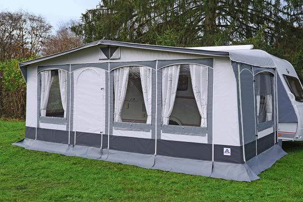 Grömitz Dauerstandvorzelt 240 cm mit geöffneter Verandafront und Rundbogentür