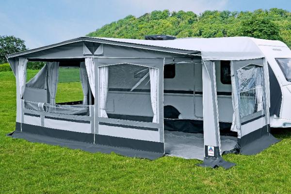 Lübeck Vorzelt mit optionalem Schlafanbau und Verandastange auf Campingplatz