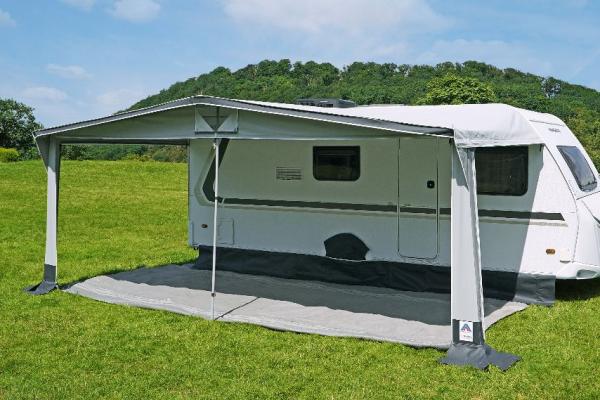 Detail Faulstreifen und PVC-Dach am Lübeck Saison-Vorzelt auf Schotterplatz