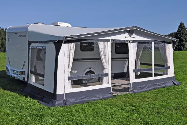 Meira Reisevorzelt 240 cm mit offener Vorderwand und Aluminiumgestänge auf Campingplatz