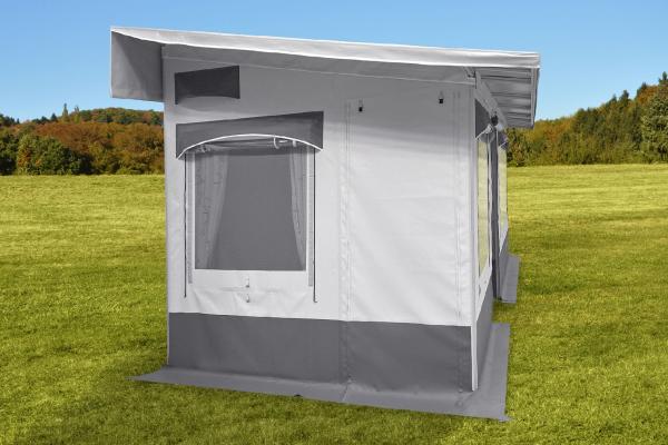 Nordkap LIGHT freistehendes Zelt 450 × 250 cm aufgebaut neben Wohnwagen