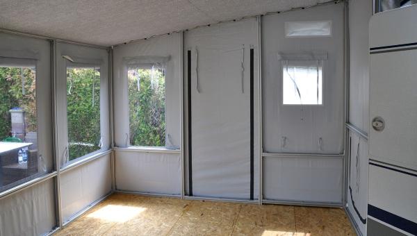 Nordkap freistehendes Dauerstandvorzelt mit geöffneter Rückwand und Verandastangen