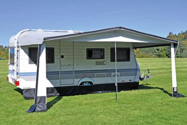 Vorderwand des Texel 240 cm tiefen Dauerstandvorzelts zur Veranda abklappbar