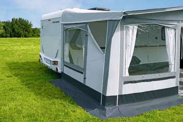 Innenansicht Triest Saisonzelt 240 cm mit Gardinen und flexibler Rollenaufhängung