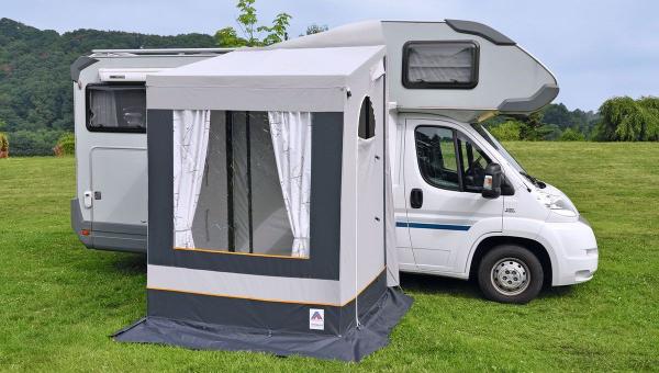 Bernina Reisemobilvorzelt freistehend am Mobil, Überwurflasche über Dach gespannt
